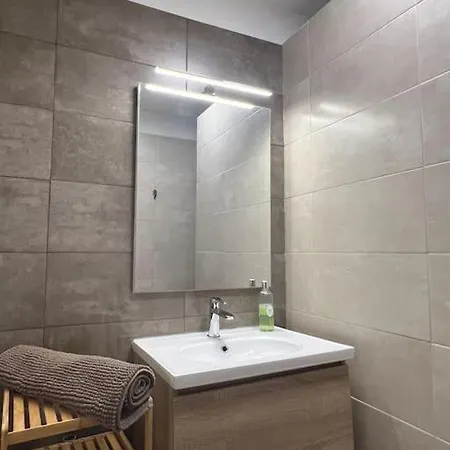 Appartement. 2 A 4 Pers. Lit Queen-size. Au Calme. * Valréas